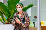 Königin Máxima greift anlässlich des Besuchs der Region Noord-Limburg zu einem bunten Eyecatcher-Mantel. Zum opulenten Blumenmuster des Mantels kombiniert die Royal ein wadenlanges Kleid in der Farbe Grün. Passend dazu wählt die Dreifach-Mama einen Hut in einer ähnlichen Farbe aus und setzt dem Look mit ebenfalls grünfarbenen Pumps das i-Tüpfelchen auf. 
