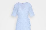 Wer ebenfalls zarte Farben mag, aber lieber zu Blau greift, wird dieses Kleid lieben. Es besteht aus mindestens 50% Eco-Material. Von Envii, kostet ca. 75 Euro.