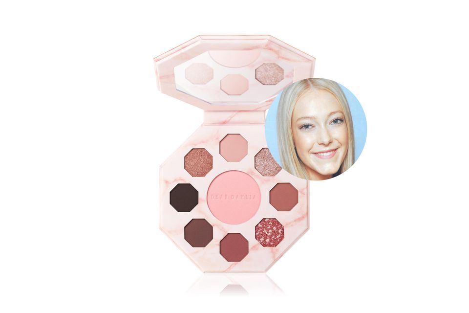 We try before you buy : Praktikantin Lynn setzt mit der Flower Bed Palette von Dear Dahlia auf zarte Rosatöne. Praktikantin Lynn setzt mit der Flower Bed Palette von Dear Dahlia auf zarte Rosatöne.