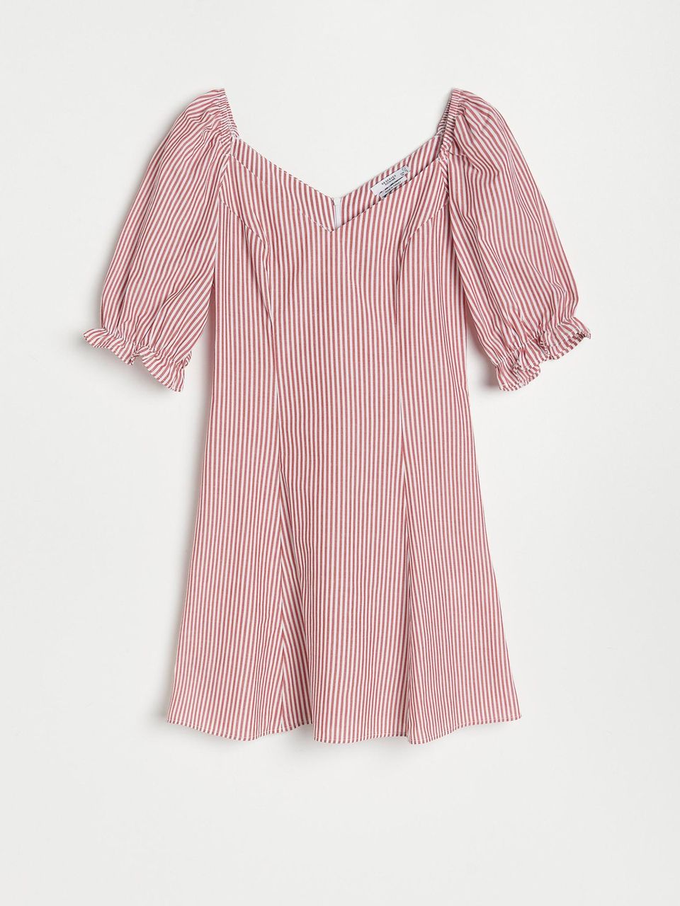 Auch ein gestreiftes Kleid sollte in keiner Sommergarderobe fehlen. Dieses Kleid punktet mit tollem Schnitt, Puffärmeln und der Herstellung aus Biobaumwolle. Von Reserved, kostet ca. 25 Euro.