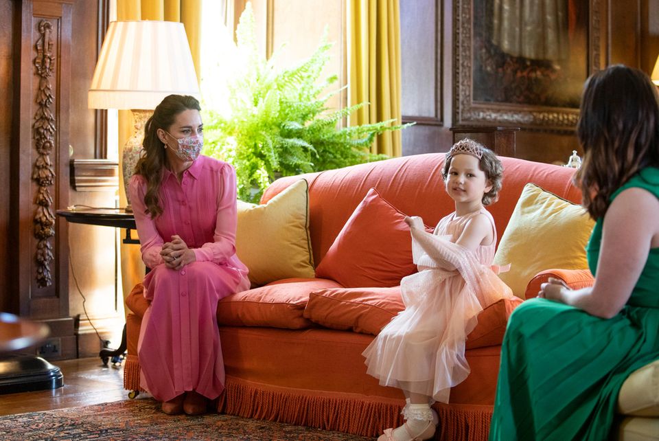 Herzogin Catherine trifft die fünfjährige Mila endlich auch persönlich - und trägt wie versprochen ein pinkfarbenes Kleid. 