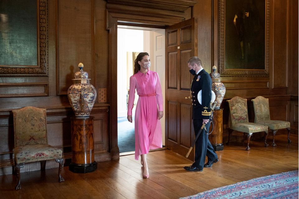 Kate trägt ein pinkfarbenes Kleid für ihr Kennenlernen mit der kleinen Mila. 