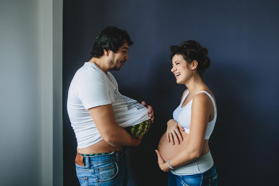 Social-Media-Trend: Schwangere und Mann mit Wassermelone am Bauch