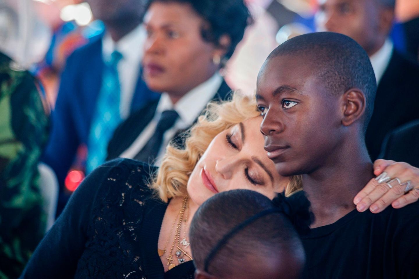 Madonna zeigt Sohn David: Seltener Auftritt im Designerkleid