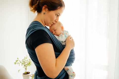 Neue Studie: Mutter mit Baby im Tragetuch