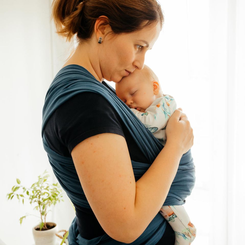 Neue Studie: Mutter mit Baby im Tragetuch