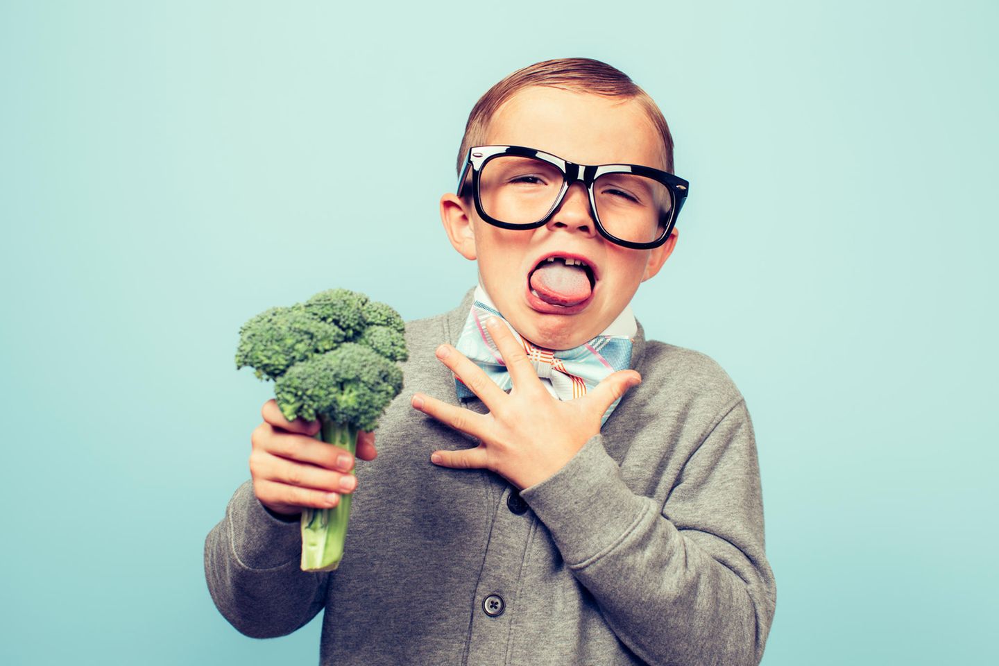 Geschmacksstudie: Kleiner Junge mit Brokkoli Igitt