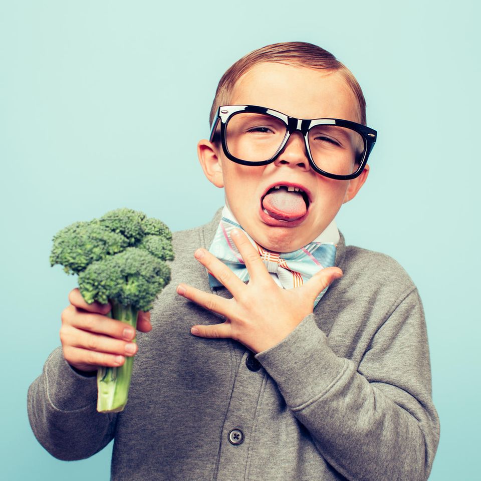 Geschmacksstudie: Kleiner Junge mit Brokkoli Igitt