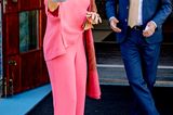 Den kennen wir doch: Königin Máxima zeigt sich zur Eröffnung der Kinderbiennale im Groninger Museum mit einem Zweiteiler ihres Lieblingsdesigners Natan. Ein Eyecatcher-Look, den die Royal bereits zum dritten Mal präsentiert. Langweilig? Keineswegs! Denn dieses Mal kombiniert Máxima eine dreireihige Perlenkette und einen breiten Hut zum Pink-Ensemble.