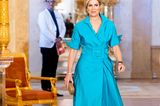 Wie könnte es auch anders sein: Zur Preisverleihung "Appeltjes van Oranje 2021" in Den Haag trägt Königin Máxima (erneut) ein Kleid ihres Lieblingsdesigners Natan. Das türkisfarbene Kleid in Wickel-Optik und mit XXL-Taillengürtel steht ihr hervorragend. Dazu wählt sie farblich passende Ohrringe und eine Box-Clutch.