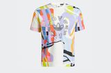 Als Mannschaft musst du zusammenhalten, da darf niemand wegen seiner Sexualität ausgeschlossen werden. Klare Message, tolles Design – für den Sommer ist das Unisex-Shirt von Adidas ein Hingucker. T-Shirt von Adidas, ca. 35 Euro. 