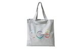 Wie Mehrweg zu Mehrwert wird, zeigt Cos. Die beliebte Tote-Bag gibt es jetzt in einer limitierten Pride-Edition und das tolle daran: 100 Prozent des Erlöses wird an die gemeinnützige Organisation "Kaleidoscope Trust" gespendet. Tasche von Cos, ca. 25 Euro. 