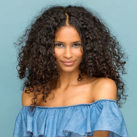 Trägerlose BHs: Die richtigen Bras für den Schulterfrei-Trend, Junge Frau mit blauem schulterfreiem Shirt