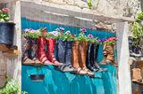Terrassen-Deko selber machen: Schuhe als Pflanzenkübel