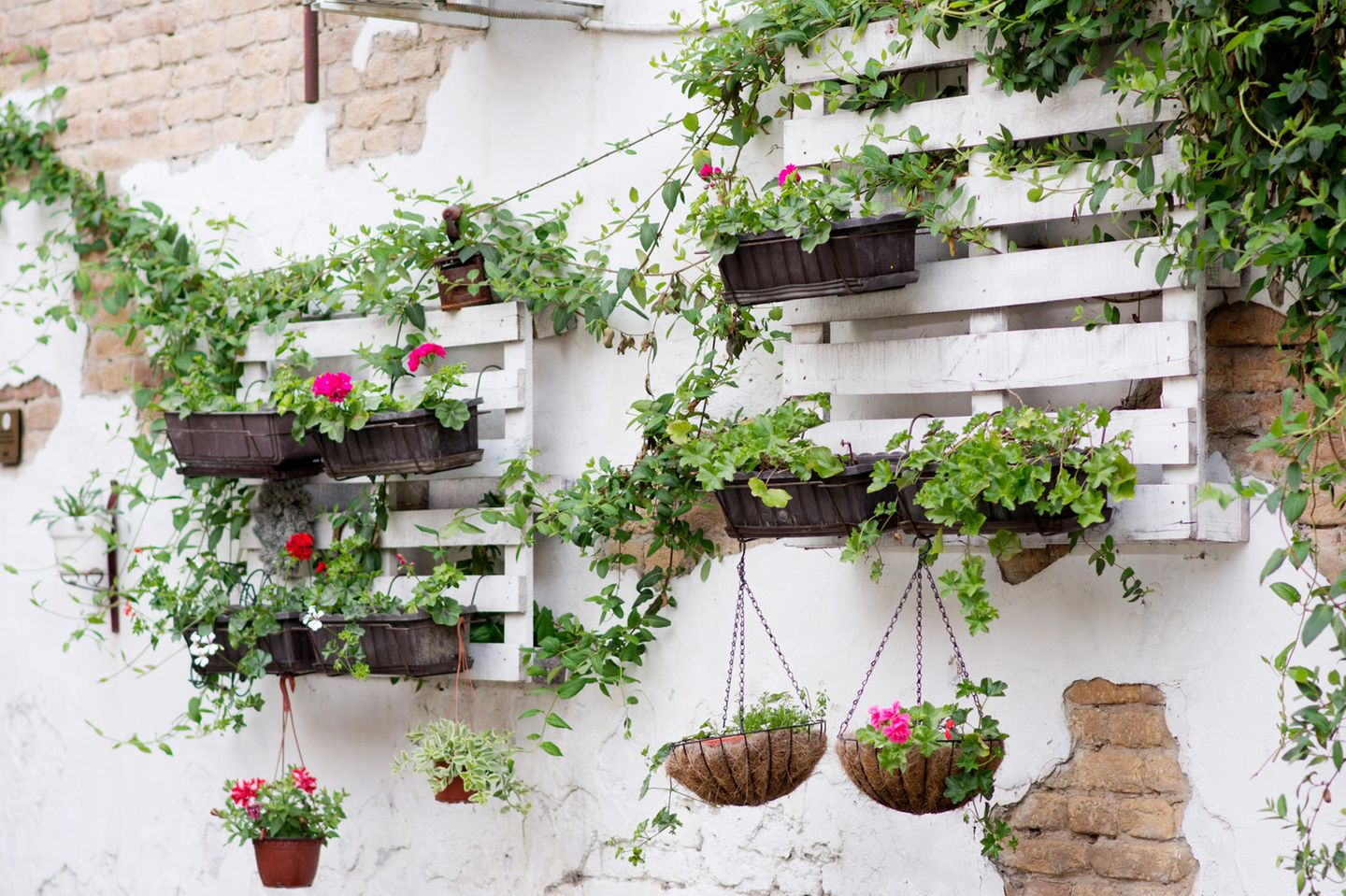 Terrassen-Deko selber machen: Paletten mit Pflanzenkübeln