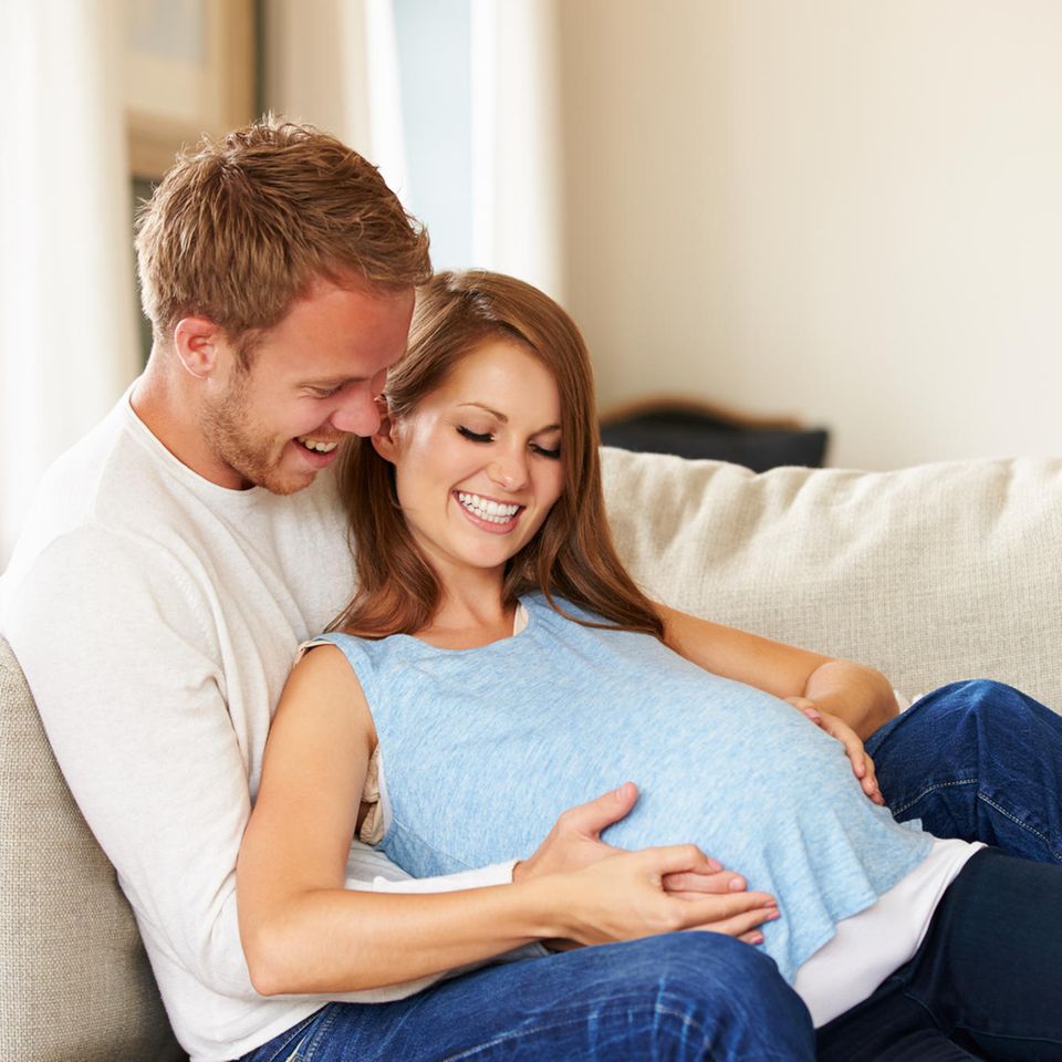 Schwangere Frau, glückliches Paar, werdende Eltern