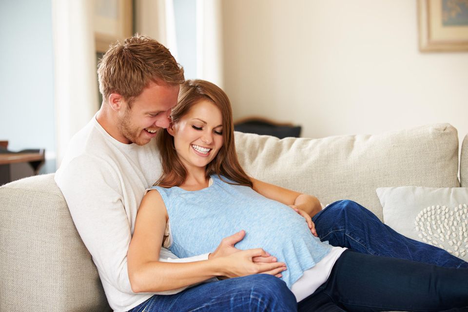 Schwangere Frau, glückliches Paar, werdende Eltern