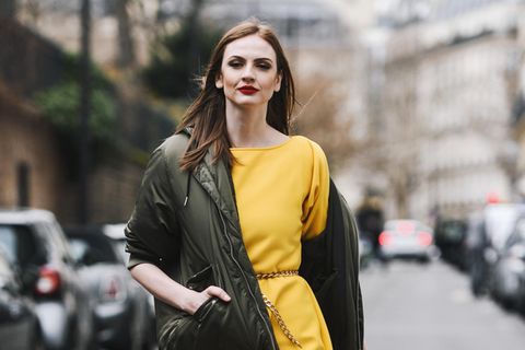 Übergangsjacke: Frau in Kleid mit Jacke