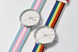 Die Regenbogen-Flagge kennt mittlerweile fast jeder, die Transgender-Flagge hingegen ist nicht so prominent vertreten in den Medien. Skagen ändert das und zeigt mit ihrer limitierten Pride-Kollektion Flagge. Uhr von Skagen, ca. 129 Euro. 