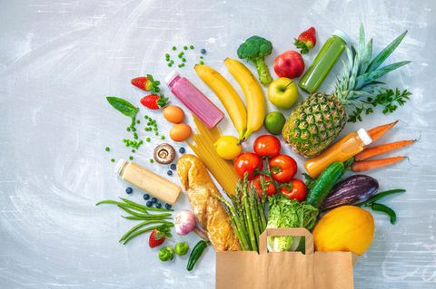 Ernährungsmythen: Obst und Gemüse purzeln aus Papiertüte