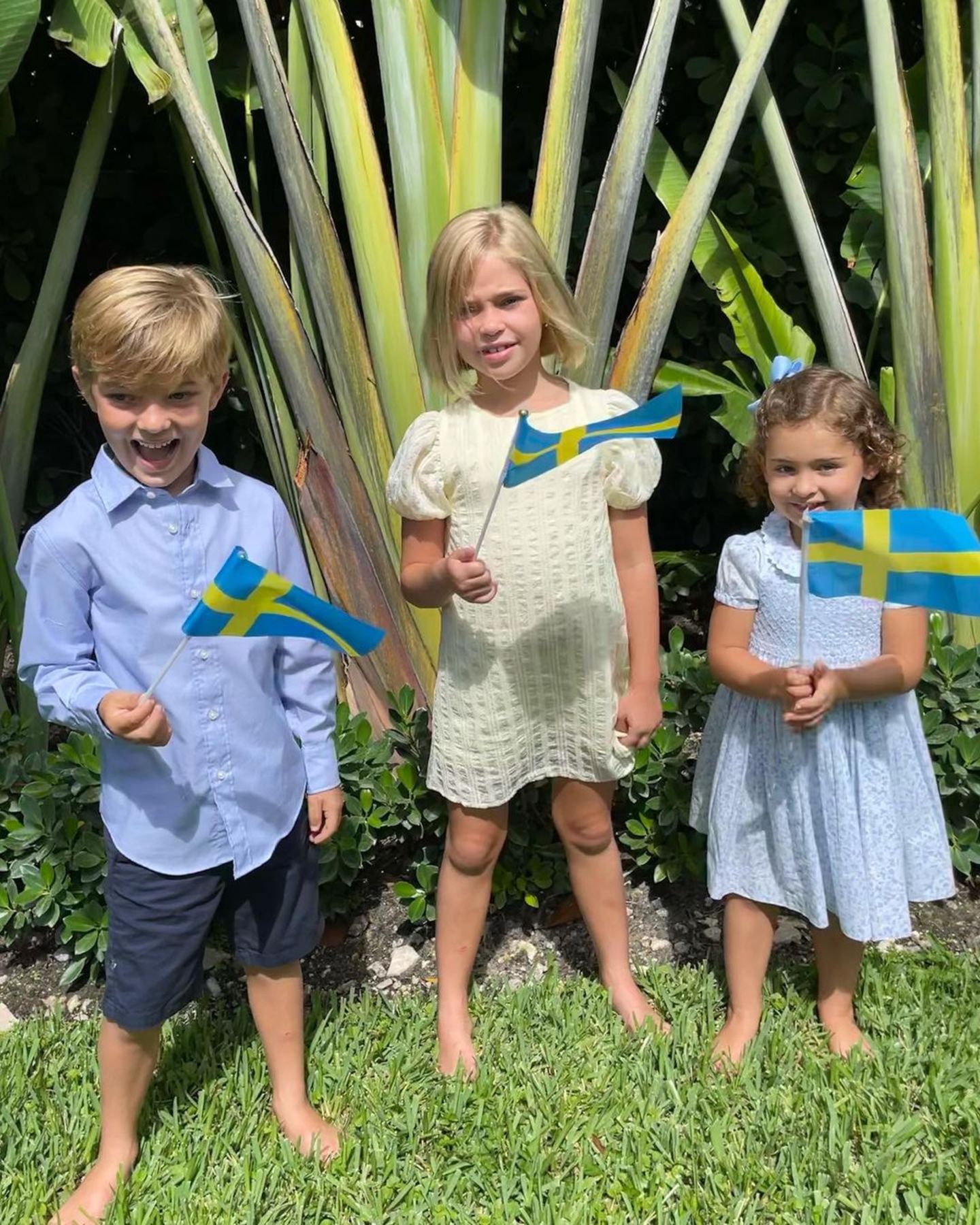 In Schweden wird Nationalfeiertag gefeiert und Prinzessin Madeleine postet endlich mal wieder ein Foto ihrer drei Kinder: Nicolas, Leonore und Adrienne (v.l.n.r.). Die drei sind sogar in den Nationalfarben, Blau und Gelb, gekleidet und wedeln freudig mit Flaggen in die Kamera. 