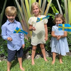 In Schweden wird Nationalfeiertag gefeiert und Prinzessin Madeleine postet endlich mal wieder ein Foto ihrer drei Kinder: Nicolas, Leonore und Adrienne (v.l.n.r.). Die drei sind sogar in den Nationalfarben, Blau und Gelb, gekleidet und wedeln freudig mit Flaggen in die Kamera. 