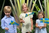 In Schweden wird Nationalfeiertag gefeiert und Prinzessin Madeleine postet endlich mal wieder ein Foto ihrer drei Kinder: Nicolas, Leonore und Adrienne (v.l.n.r.). Die drei sind sogar in den Nationalfarben, Blau und Gelb, gekleidet und wedeln freudig mit Flaggen in die Kamera. 