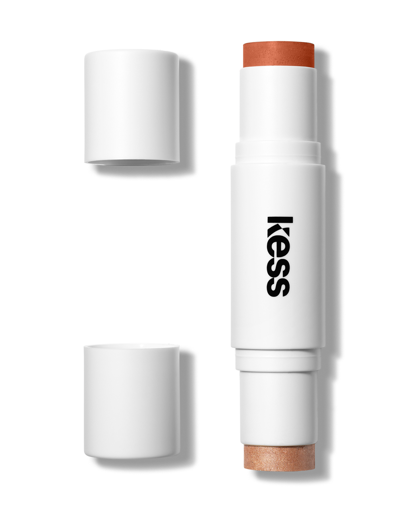 Der limitierte Terracotta Sun Glow Stick von KESS Berlin bringt unser Gesicht gleich doppelt zum Strahlen. Der vegane Blush & Highlighter Duo Stick lässt die Haut sonnengeküsst erscheinen – auch ohne Sonne. Für circa 32 Euro erhältlich.