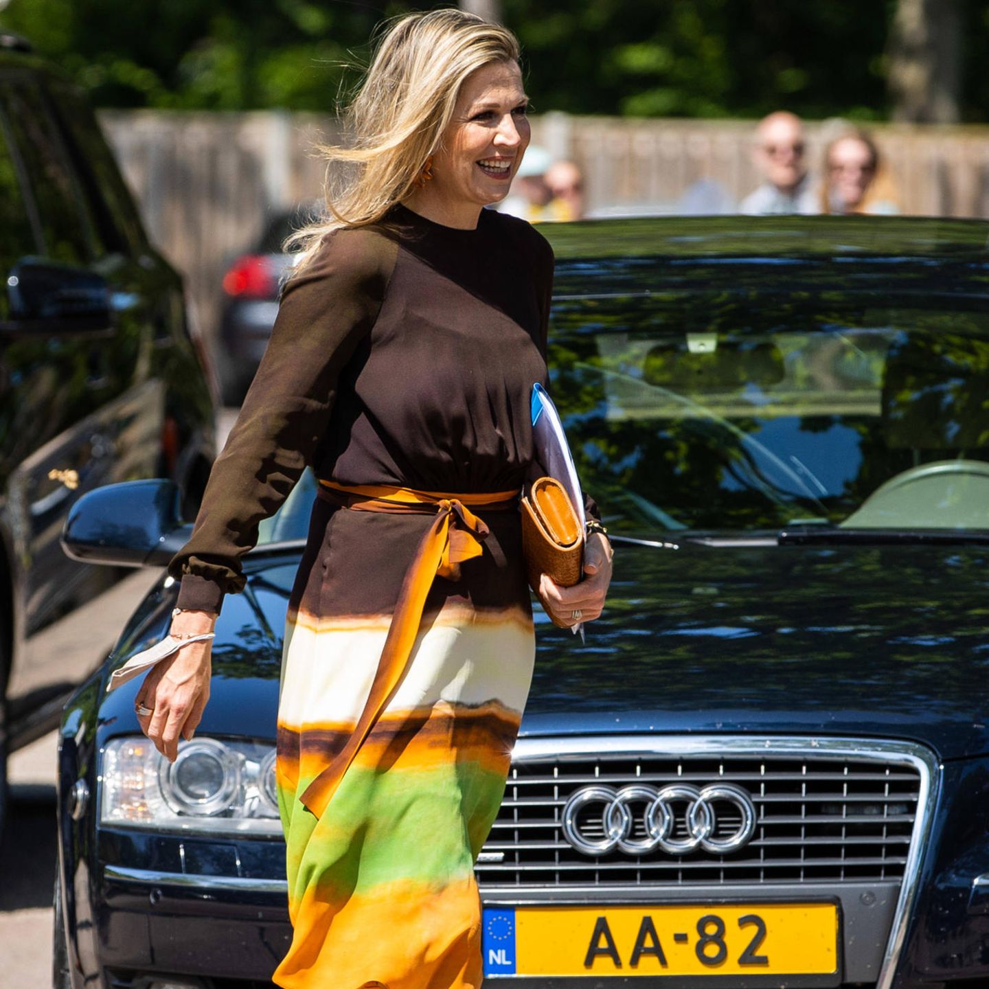 Luftiger Stoff, angemessene Länge und die Schultern bedeckt – Königin Máxima ist perfekt gekleidet für ihren offiziellen Besuch in Zwolle. Das Kleid des niederländischen Modedesigners Jan Taminiau gehört zu Máximas Lieblingskleidern. Das letzte Mal trug sie es auf einer besonderen Reise.
