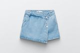 Hosenröcke sind das praktischste Must-have des Sommers. Diese Variante von Zara kombiniert nicht nur Rock und Shorts, der asymmetrische Schnitt gibt dem Teil etwas ganz Besonderes. Für rund 20 Euro erhältlich.