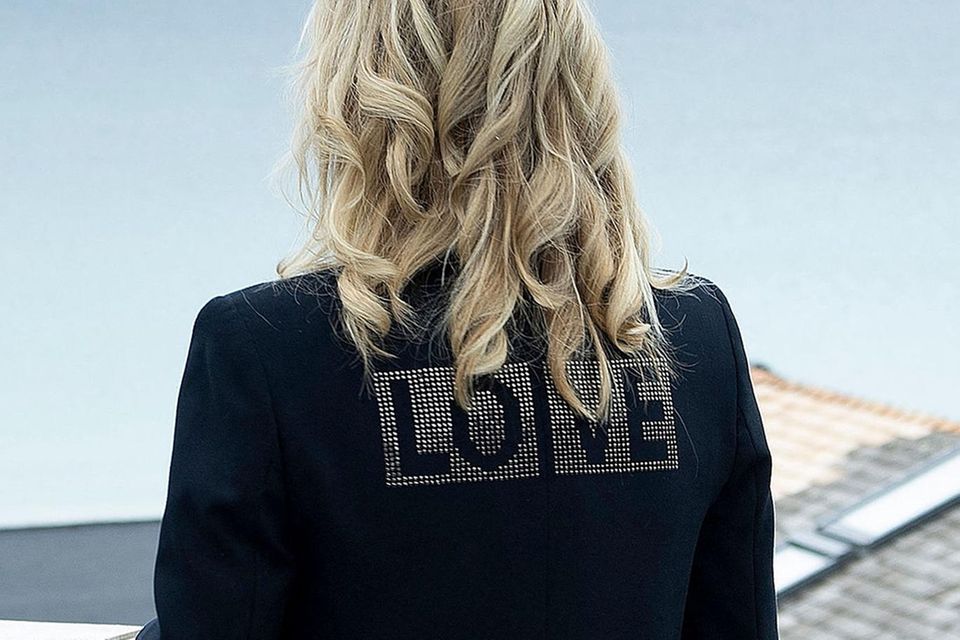 Dr. Jill Biden trägt einen schwarzen Blazer von Zadig & Voltaire. Auf dem Rücken prangt in Strass das Wort "Love". 