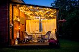 Gartenparty: Vorhänge auf der Terrasse
