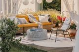 Gartenparty: Terrasse mit Korb-Möbeln