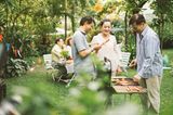Horoskop: Eine Familie beim Grillen