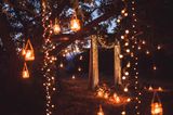 Gartenparty: Laternen und Lichter in den Bäumen