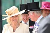 Camilla und Charles lassen sich nicht lange bitten und besuchen auch am zweiten Tag das Pferderennen in Ascot. Während Prinz Charles wieder zu einem grauen Anzug und Zylinder greift, setzt seine Frau dieses Mal auf ein zartgelbes Ensemble. 