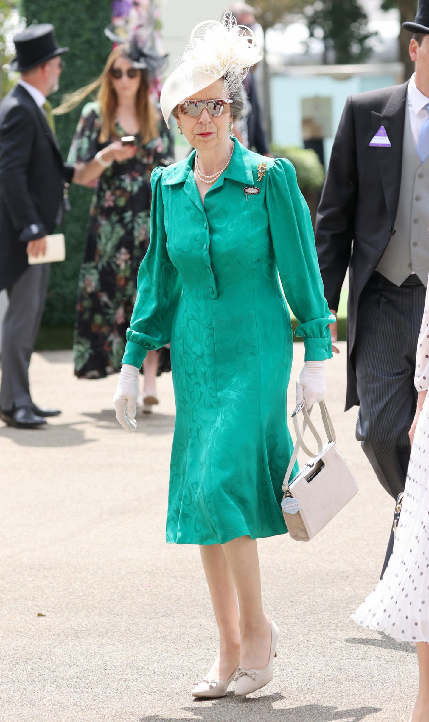 Am zweiten Tag des Pferderennens in Ascot erscheint Prinzessin Anne in einem jadegrünen Kleid mir Kragen. Weiße Accessoires sowie die obligatorische Sport-Sonnenbrille dürfen natürlich nicht fehlen.