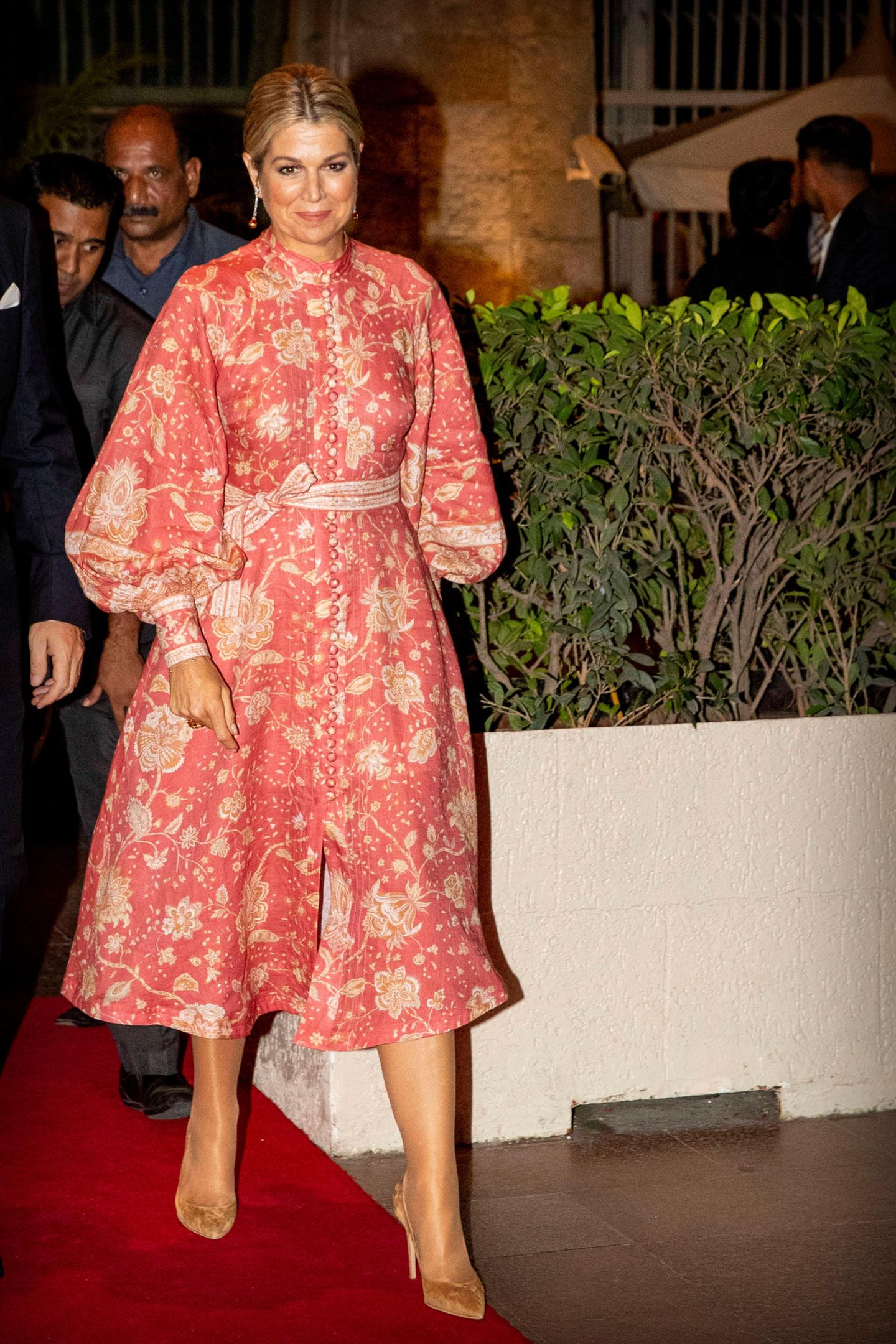2019 während der Indonesien-Reise zusammen mit ihrem Mann, König Willem-Alexander, erschien Máxima ebenfalls in dem Hingucker-Kleid des Luxuslabels. Ein tiefsitzender Chignon und Ohrringe in Tropfenform komplettieren den Look perfekt. 
