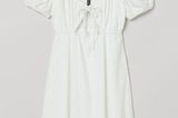 Ein weißes Sommerkleid gehört einfach in jeden Schrank, vor allem, wenn es so schöne Details hat wie dieses hier. Die Puffärmel und Cut-Outs machen es richtig besonders. Von H&M, ursprünglich für circa 15 Euro erhältlich.