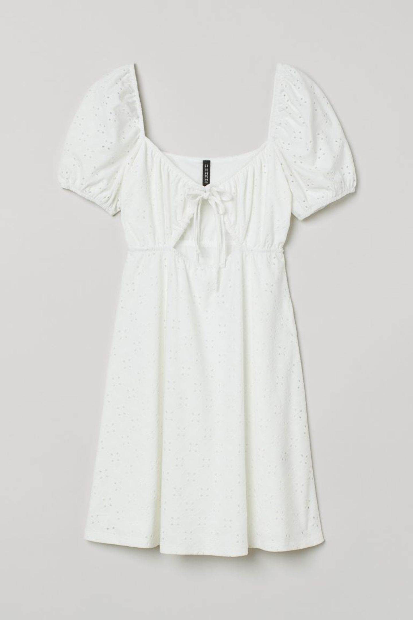 Ein weißes Sommerkleid gehört einfach in jeden Schrank, vor allem, wenn es so schöne Details hat wie dieses hier. Die Puffärmel und Cut-Outs machen es richtig besonders. Von H&M, ursprünglich für circa 15 Euro erhältlich.