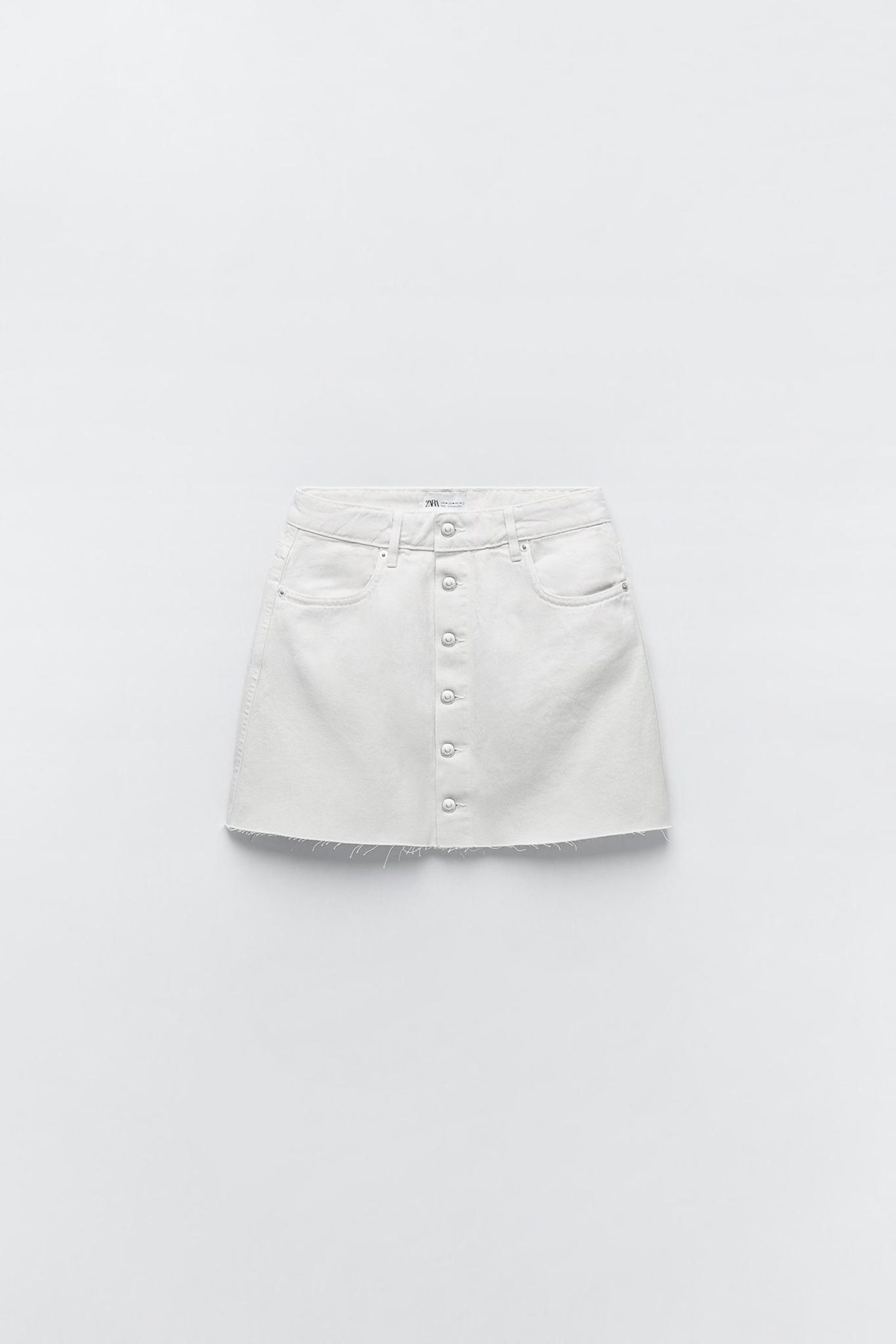 Ein weißer Jeansrock sieht nicht nur im Sommer gut aus – deshalb schlagen wir hier sofort zu. Von Zara, ursprünglich für rund 20 Euro erhältlich.