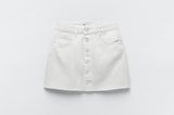 Ein weißer Jeansrock sieht nicht nur im Sommer gut aus – deshalb schlagen wir hier sofort zu. Von Zara, ursprünglich für rund 20 Euro erhältlich.