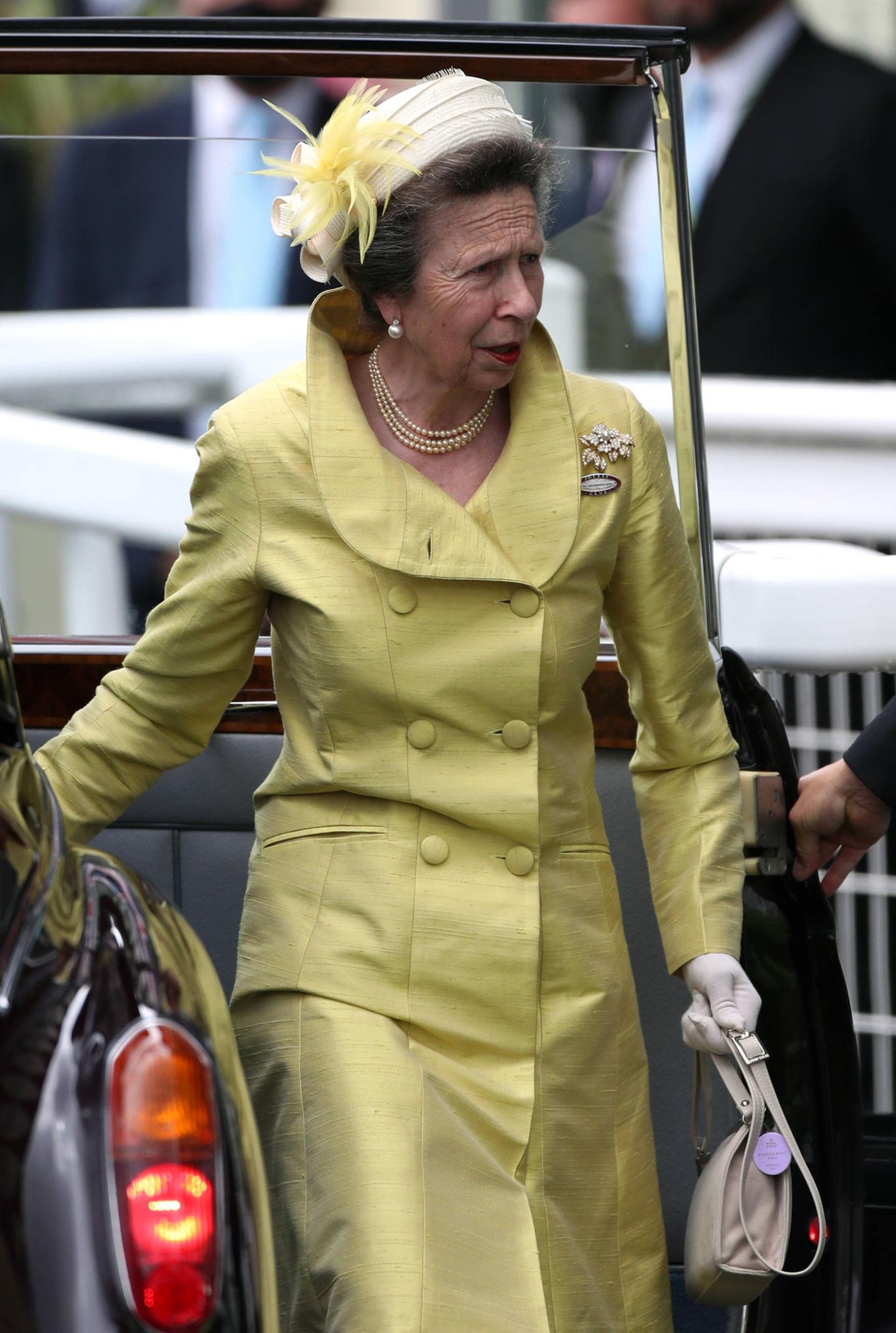 Den Ladies Day lässt sich auch Prinzessin Anne nicht entgehen. Mit ihrem grün-gelben Kostüm, dem Perlenschmuck sowie dem weißen Hut mit Federdetail macht sie alles richtig