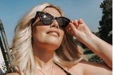 Uh là là! Angelina Kirsch genießt die sommerlichen Temperaturen in einem schwarzen Bikini mit Schnallendetails. Coole Pose, Sonnenbrille auf – fertig ist das perfekte Sommer-Selfie! 