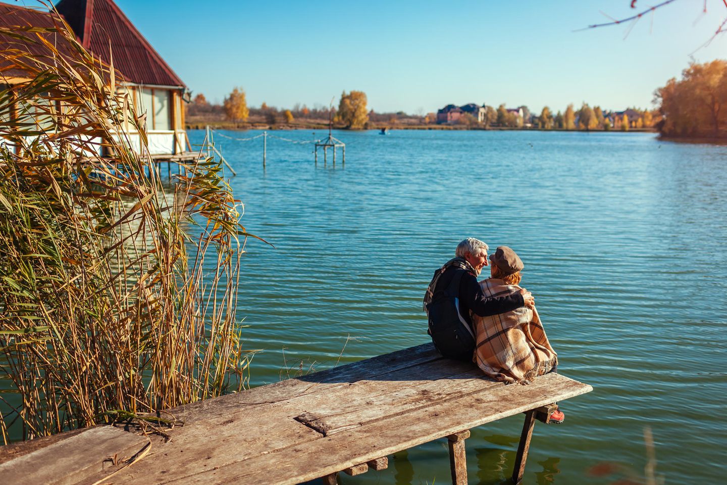 Relación: pareja en el lago