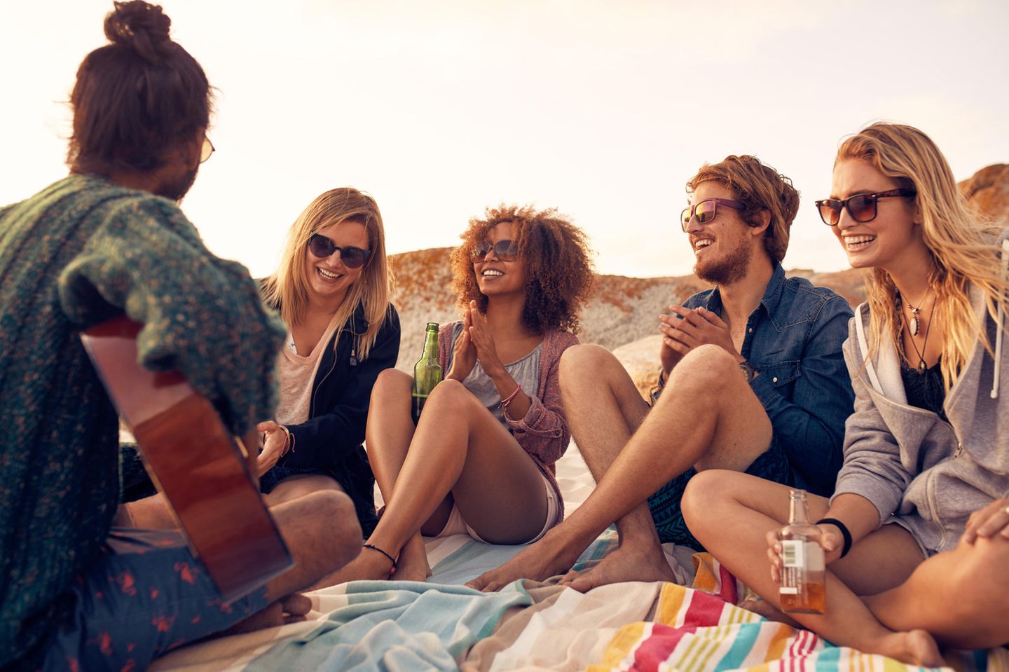 Psychologie: Eine Gruppe von Freundinnen am Strand
