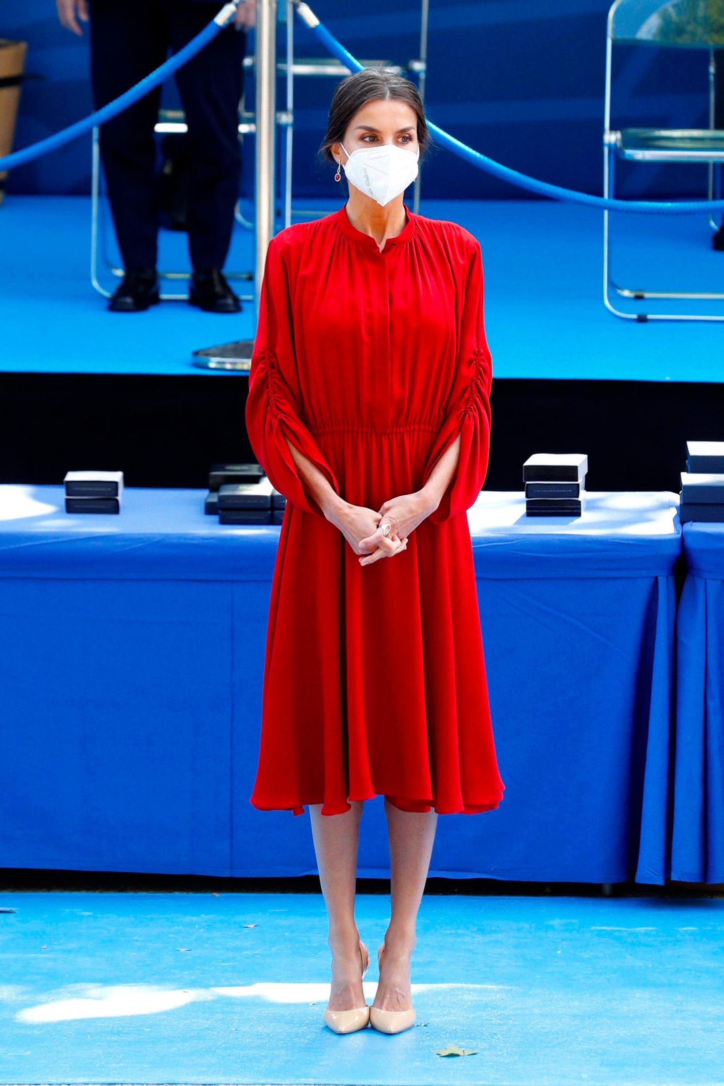 Königin Letizia setzt bei den Feierlichkeiten des Schutzpatrons der städtischen Polizei in Madrid auf die Signalfarbe Rot. In ihrem knalligen Kleid von Salvatore Ferragamo macht die spanische Königin ordentlich was her. Bei ihrem Schuhwerk greift sie – wie schon so oft – zu ihren Lieblingsschuhen: beigefarbene Slingback-Pumps von Carolina Herrera.