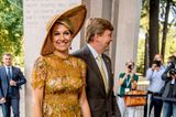 Ähnlich schick, jedoch etwas lässiger kombiniert Königin Máxima das schöne Designerstück auf ihrer Italienreise 2017. Der Hut ist deutlich schmaler und anstatt Pumps trägt die Monarchin stylische Sandalen von Jimmy Choo. Kleine Details verändern den Look in Sekunden. 