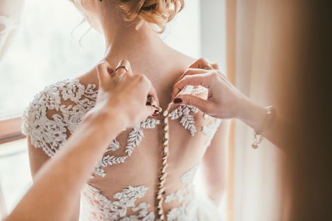 Hochzeit: Eine Braut im Brautkleid