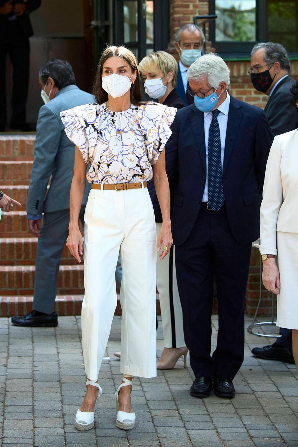 Königin Letizia setzt bei einer Kuratoriumssitzung des Kulturzentrums Residencia de Estudiantes in Madrid auf ein auffälliges Outfit aus gemusterter Bluse mit Volant-Schultern, heller Culotte und ihren heißgeliebten Espadrilles. Was für ein schöner Sommerlook!